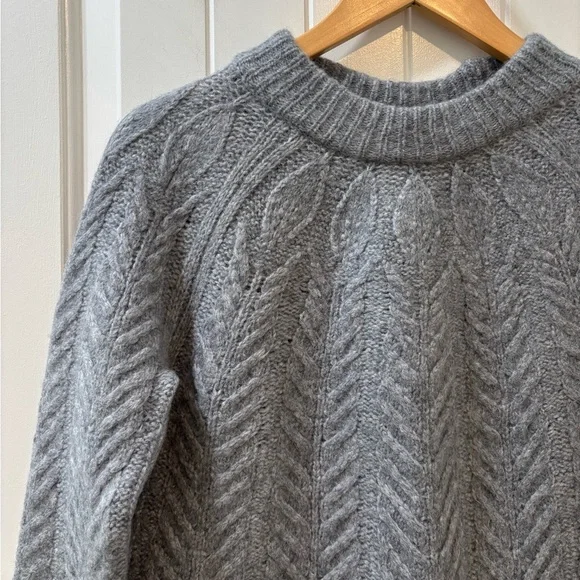 Tuckernuck Wool Blend Cable Knit Sweater Size Medium - Picture 2 of 5